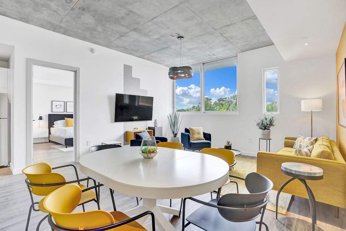 Design suite, 2 slaapkamers (303) | Woonruimte | Een 49-inch smart-tv met premium tv-zenders, een televisie en Netflix