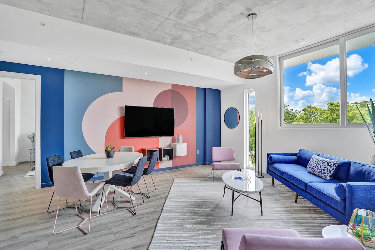 Design suite, 2 slaapkamers (302) | Woonruimte | Een 49-inch smart-tv met premium tv-zenders, een televisie en Netflix