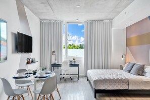 49-inch Smart TV with premium TV channels, TV, Netflix - Design District Suites (Miami)