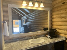 淋浴/盆浴组合、深泡浴缸、免费洗浴用品、吹风机