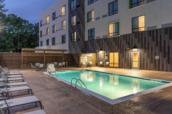 Outdoor pool, open 8:00 AM to 10:00 PM, pool umbrellas, sun loungers at Courtyard by Marriott Charleston-North Charleston