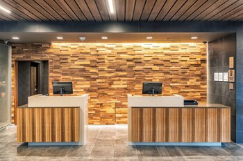 Reception area at Courtyard by Marriott Charleston-North Charleston