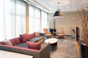 Lobby lounge at Courtyard by Marriott Charleston-North Charleston