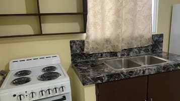 Habitació quàdruple bàsica, 2 dormitoris, cuina bàsica | Cuina bàsica privada | Frigorífic