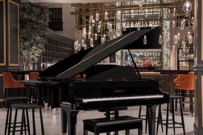 2 bars/lounges