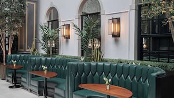 2 bars/lounges