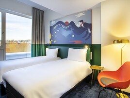 Escritorio, cunas gratuitas, wifi gratis y ropa de cama