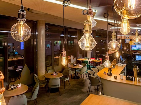 Bar (in der Unterkunft). ibis Styles Pforzheim