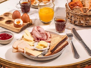 A breakfast plate with eggs, ham, cheese, toast, and butter. - ibis Styles Pforzheim (Pforzheim)
