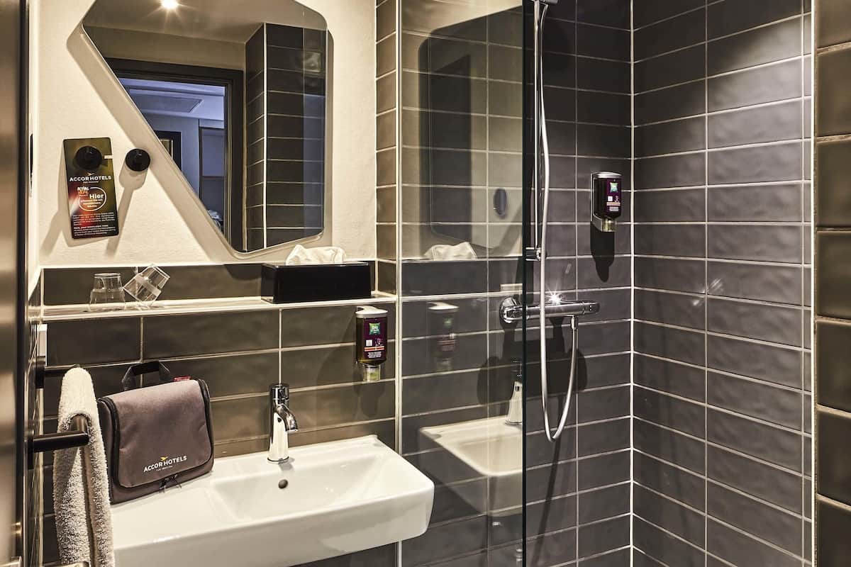 1 bedroom, desk, free cots/infant beds, free wifi