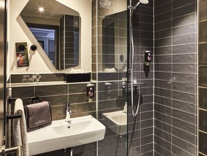 Shower, eco-friendly toiletries, hair dryer, towels - ibis Styles Pforzheim (Pforzheim)