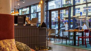 Tägliches Frühstücksbuffet (18 EUR pro Person)