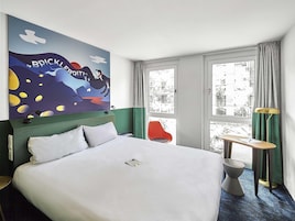 Escritorio, cunas gratuitas, wifi gratis y ropa de cama