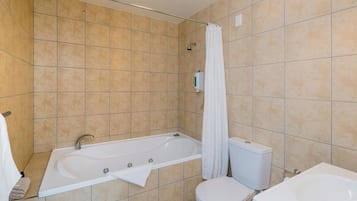 Combined shower/bathtub, jetted bath, hair dryer, towels