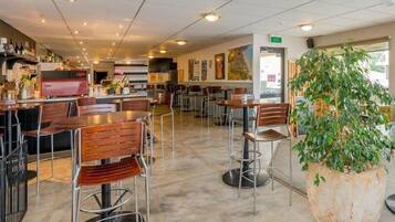 Se sirven desayunos, comidas, cenas y cocina local