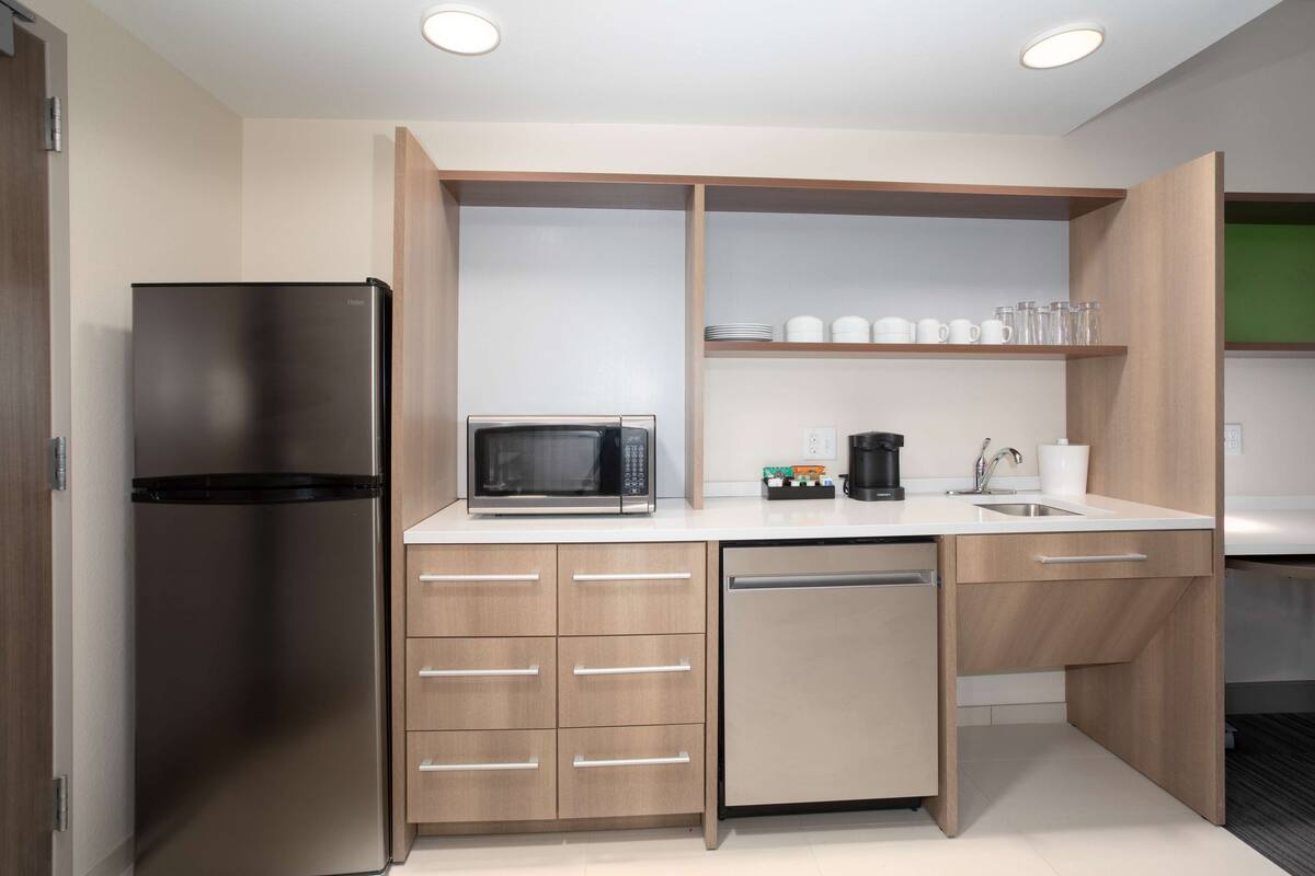 studio, 2 queen beds, accessible (roll-in shower) | private kitchen | full-sized fridge, microwave, dishwasher, coffee/tea maker