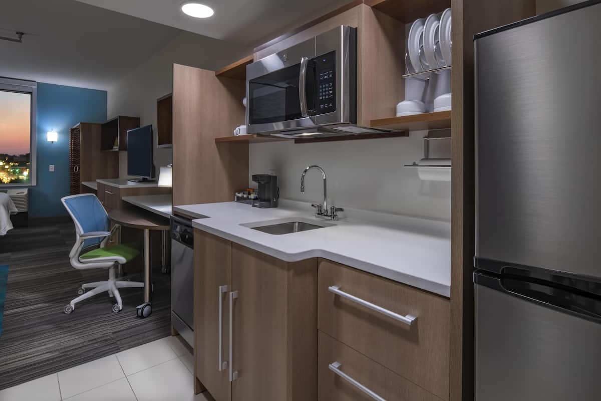 Studio, 1 Queen Bed, Non Smoking | Minibar