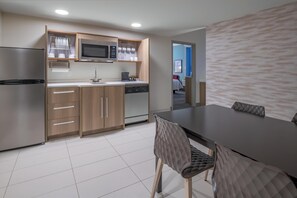 Suite, 2 habitaciones, no fumadores | Cocina privada | Frigorífico grande, microondas, lavavajillas y cafetera o tetera