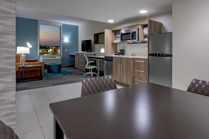 Suite, 1 Bedroom, Non Smoking | Ruang tamu | 49 inci sebuah televisyen pintar dengan satelit, TV, stesen dok MP3