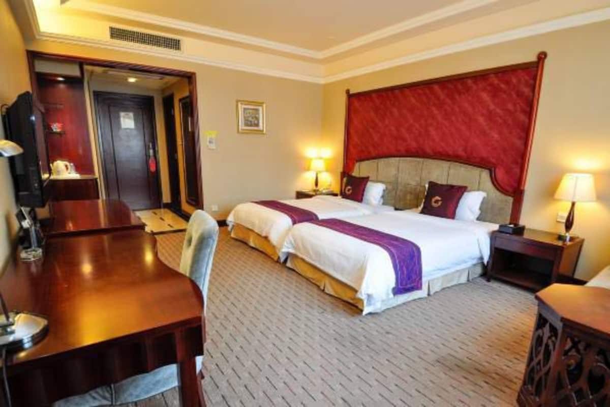 Deluxe Twin Room | Minibar, in-room safe, desk, blackout drapes