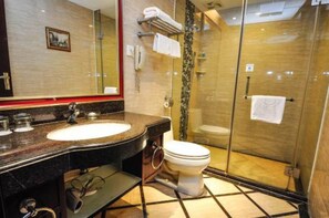 Superior Double Room | Bathroom | Shower, free toiletries, hair dryer, slippers - Guangzhou Royal Plaza Hotel (Guangzhou)