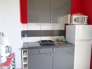 Réfrigérateur, micro-ondes, four, plaque de cuisson