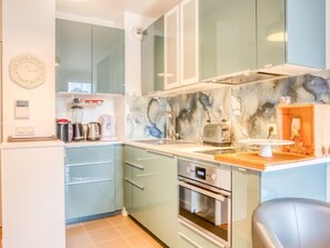 Réfrigérateur, four, chaise haute