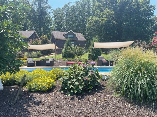 HIDDEN GEM BARN STUDIO WITH A VIEW near Monticello, wineries, with pool