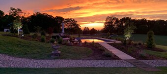 HIDDEN GEM BARN STUDIO WITH A VIEW near Monticello, wineries, with pool