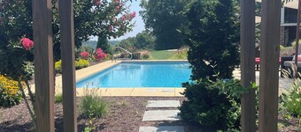 HIDDEN GEM BARN STUDIO WITH A VIEW near Monticello, wineries, with pool