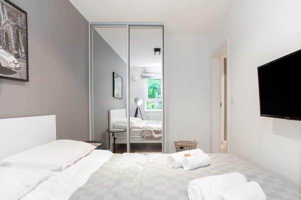 1 bedroom, iron/ironing board, WiFi, bed sheets - Stańczyka 4 | Modern Warsaw Apartment | Parking (Warszawa)