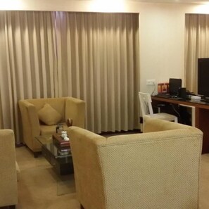 Executive Suite | Desk, blackout drapes, free WiFi - Junyue Hotel (Zhaoqing)