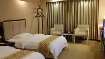 Deluxe Triple Room | Desk, blackout curtains, free WiFi
