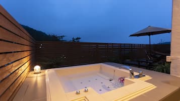 Chambre, fumeurs, balcon (King Room) | Salle de bain | Baignoire et douche séparées, baignoire relaxante profonde