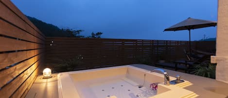 Chambre, fumeur, balcon (King Room) | Salle de bain