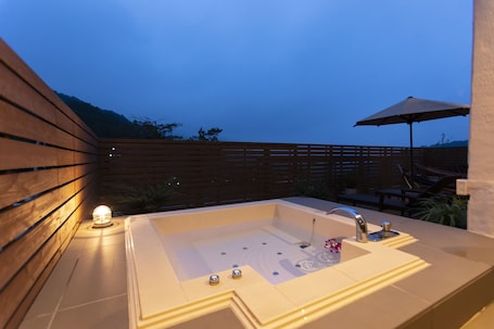 King Room with Private Balcony, Smoking | Bathroom | Separate tub and shower, deep soaking tub, free toiletries, hair dryer