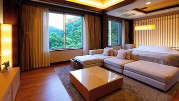 Cubrecamas, minibar, decoración personalizada y muebles diferentes