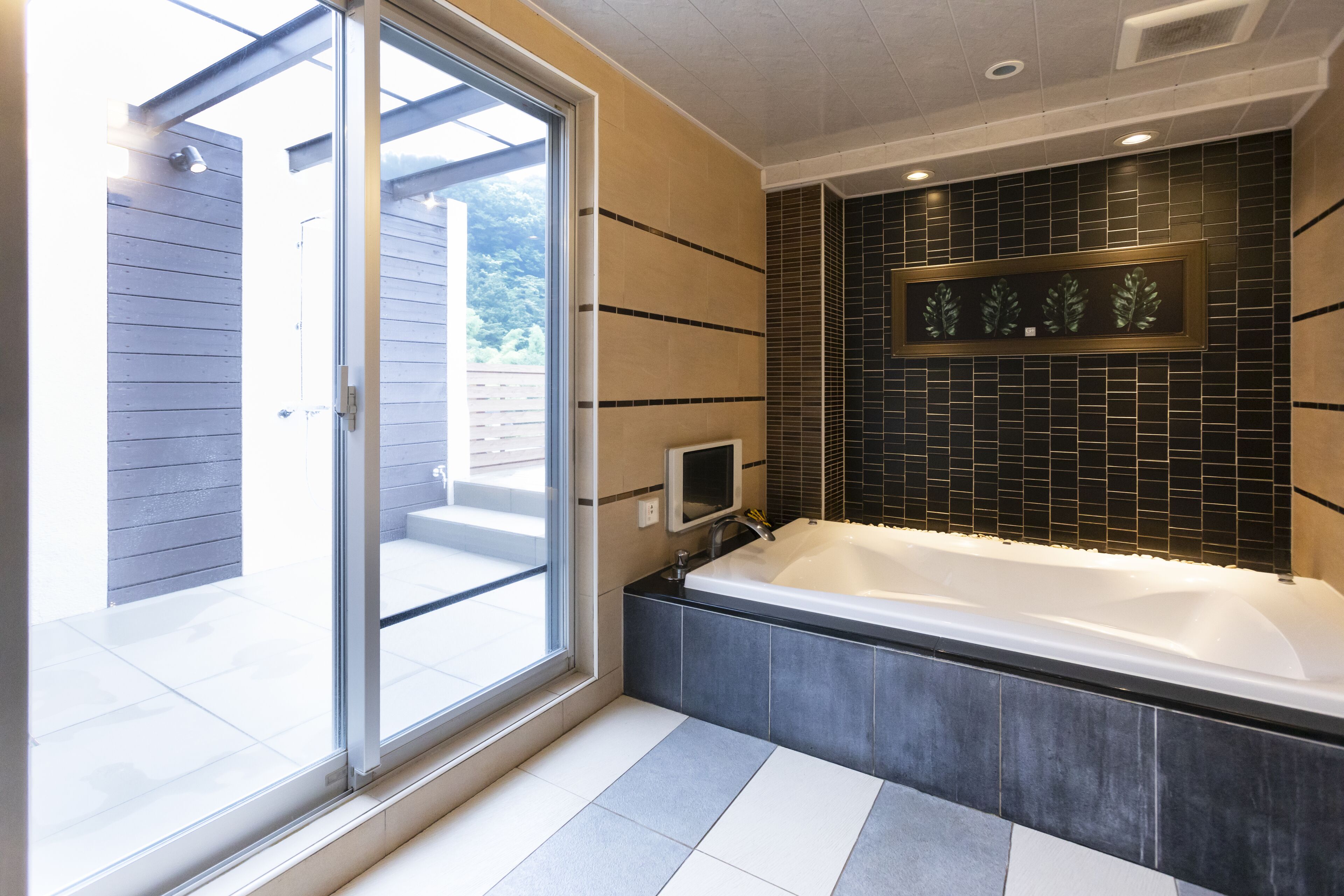 King Room with Private Balcony, Smoking | Bathroom | Separate tub and shower, deep soaking tub, free toiletries, hair dryer