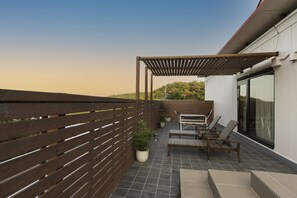 Zimmer, Raucher, Balkon (King Room) | Blick vom Balkon