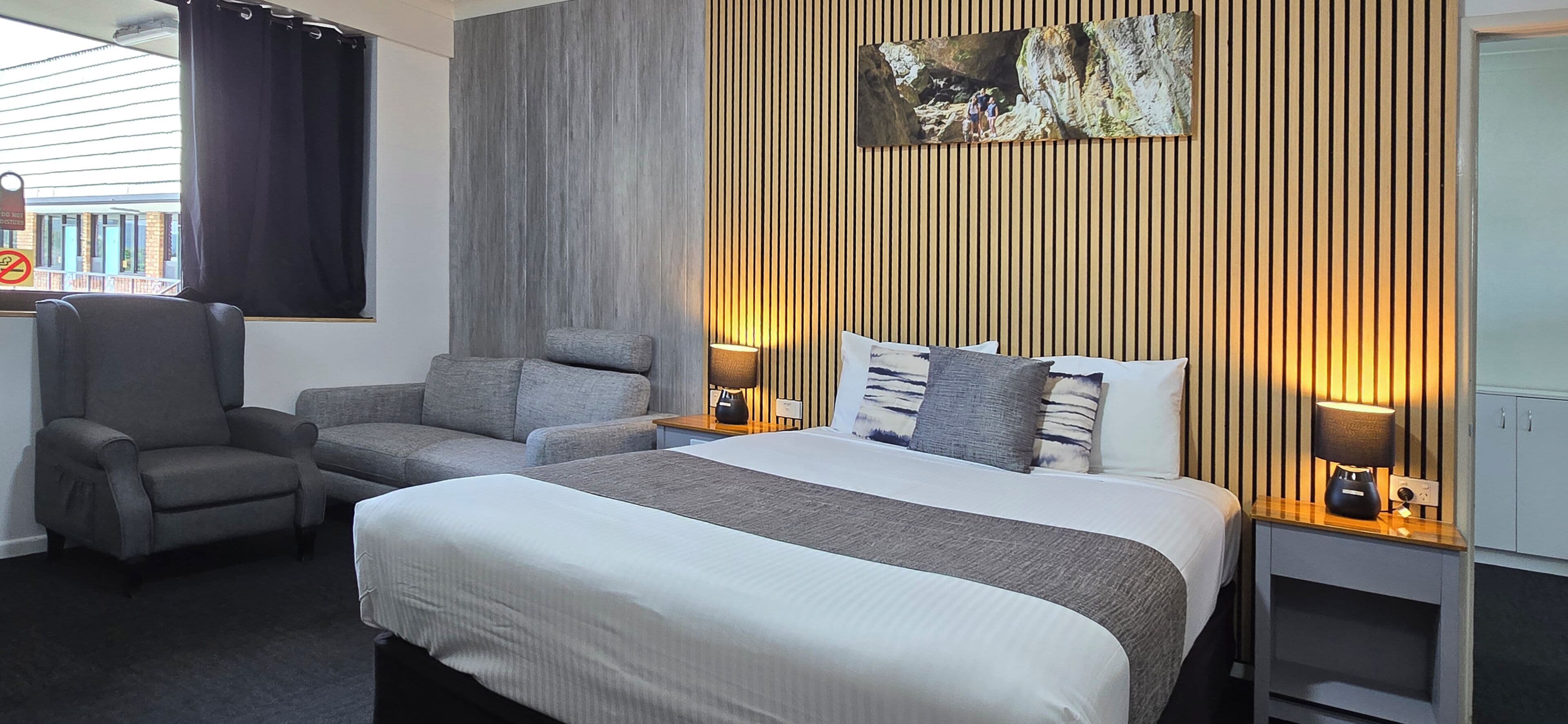 Escritorio, espacio para trabajar con laptop y cortinas blackout 