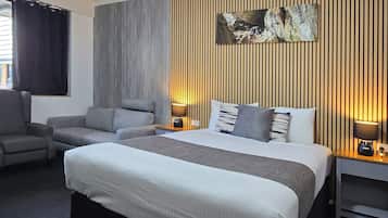 Escritorio, espacio para trabajar con laptop y cortinas blackout