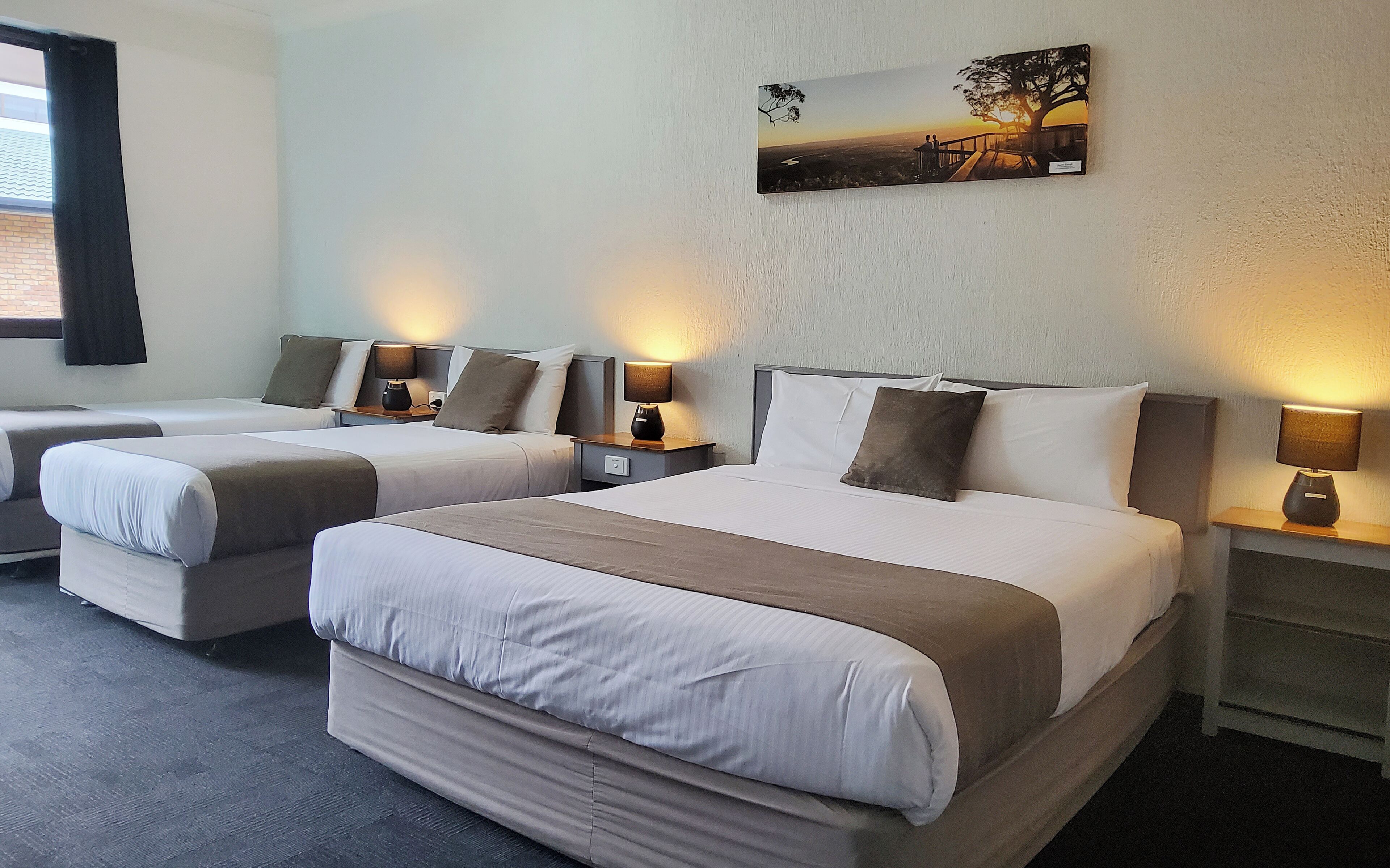 Habitació familiar (Non Pet) | Escriptori, espai de treball apte per a portàtils i cortines opaques 