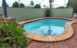 Una piscina al aire libre (de 08:00 a 20:00), tumbonas