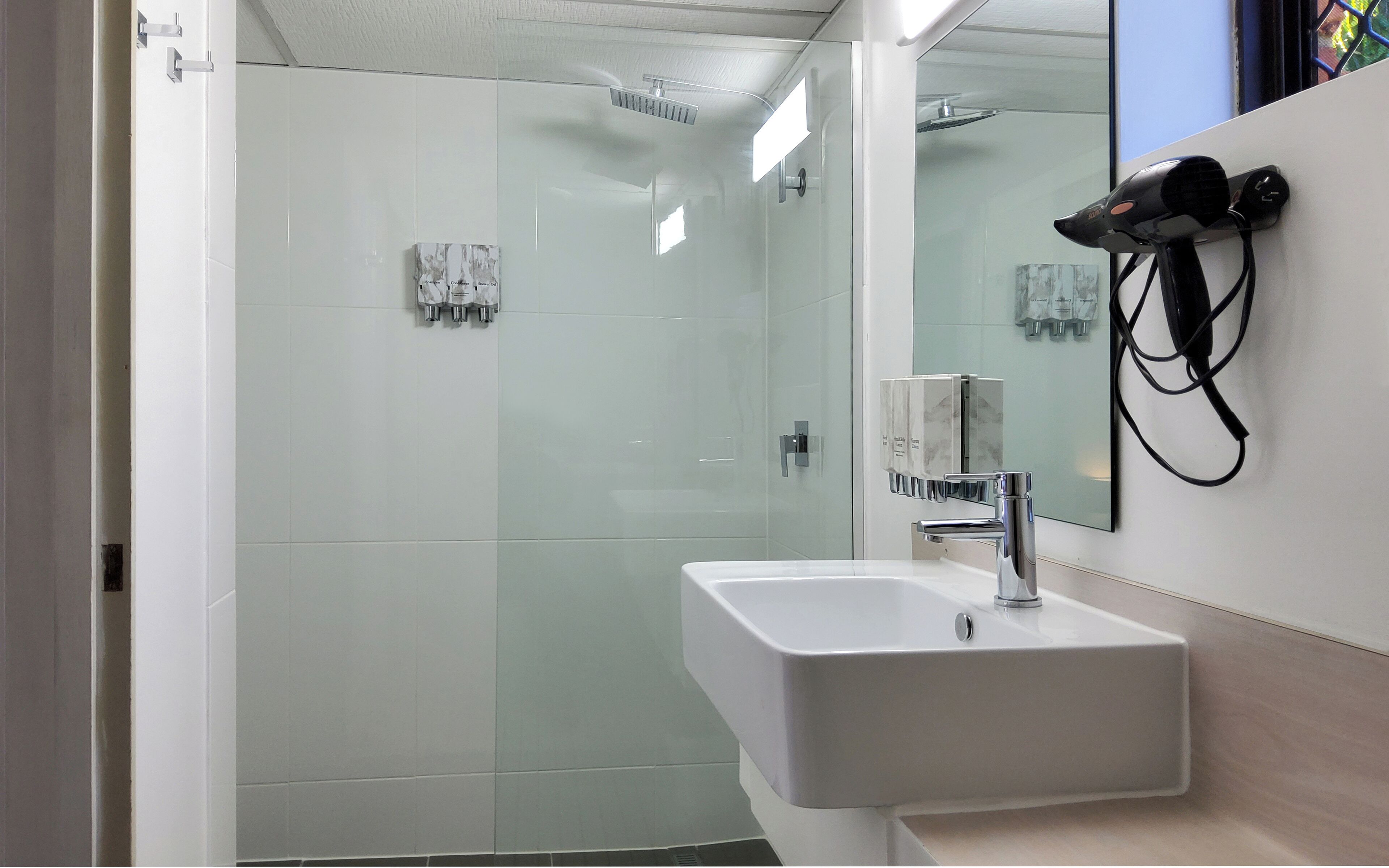 Twin Room (Non Pet) | Bathroom