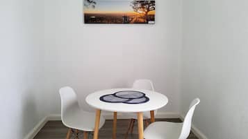 Suite (King Self Contained) | Escritorio, espacio para trabajar con laptop y cortinas blackout
