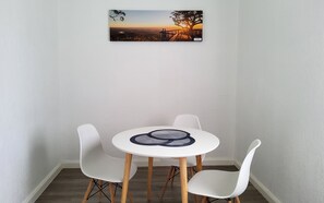 King Self Contained (Non Pet) | Desk, laptop workspace, blackout drapes, iron/ironing board - Archer Park Motel (Rockhampton)