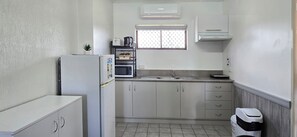 Private kitchen - Archer Park Motel (Rockhampton)