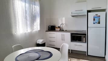 Suite (King Self Contained) | Cocina privada | Microondas, cafetera y tetera y tostadora