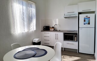 Suíte (King Self Contained) | Cozinha privada | Micro-ondas, cafeteira/chaleira, torradeira