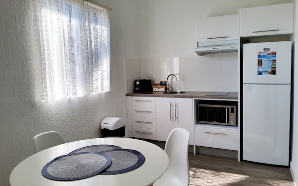 King Self Contained (Non Pet) | Private kitchen | Microwave, coffee/tea maker, toaster